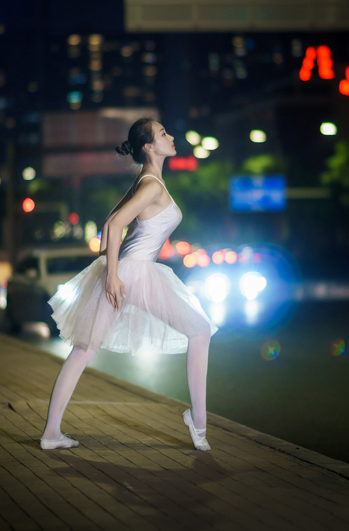 那不勒斯中场控球优势确保节奏连贯，那不勒斯中场球员