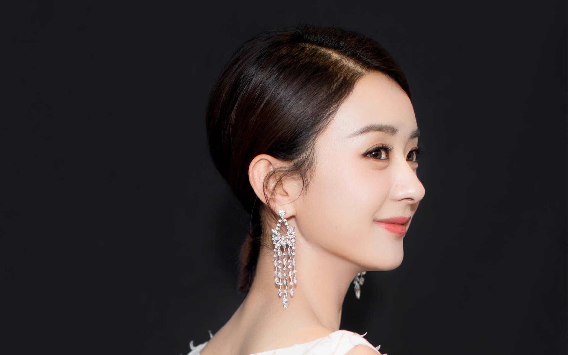 主教练在训练中重点布置角球战术提升定位球得分效率，足球角球球员站位